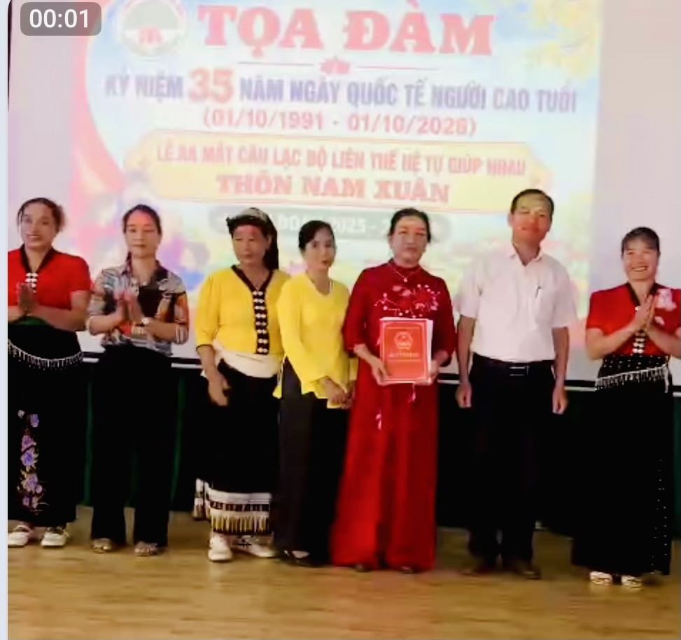 Trao quyết định thành lập CLB LTHTGN thôn Nam Xuân Trao quyết định thành lập CLB LTHTGN thôn Nam Xuân