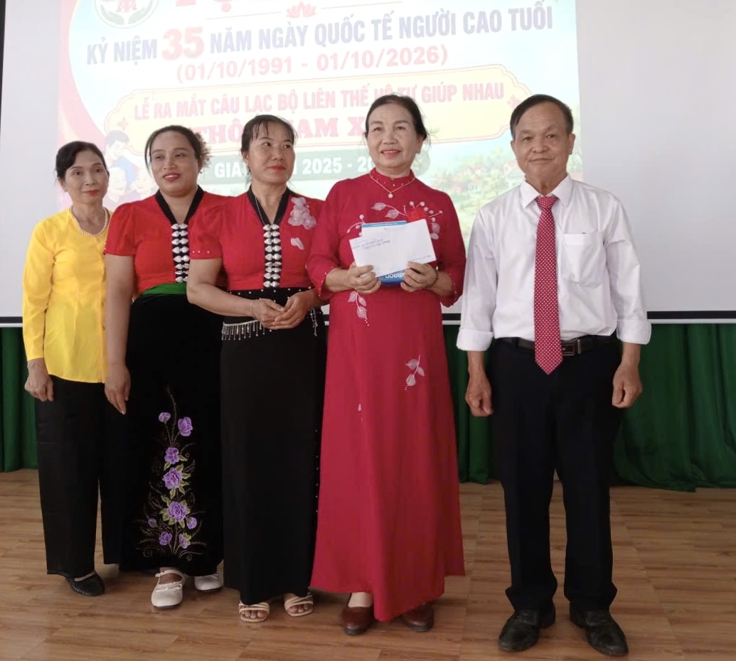 Hội Người cao tuổi xã tặng quà cho CLB nhân dịp ra mắt Hội Người cao tuổi xã tặng quà cho CLB nhân dịp ra mắt