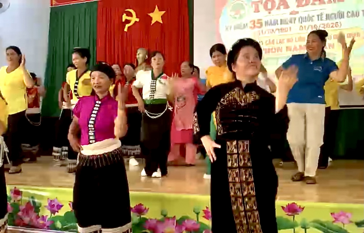 Văn nghệ chào mừng do các thành viên CLB LTHTGN biểu diễn Văn nghệ chào mừng do các thành viên CLB LTHTGN biểu diễn