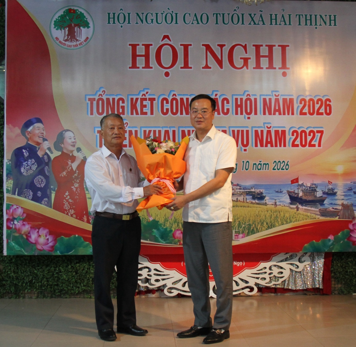 Lãnh đạo Đảng ủy, HĐND, UBND, UBMTTQ xã Hải Thịnh tặng hoa chúc mừng Lãnh đạo Đảng ủy, HĐND, UBND, UBMTTQ xã Hải Thịnh tặng hoa chúc mừng