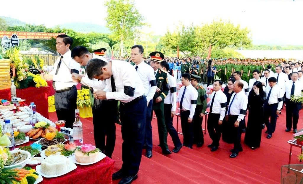 Lào Cai an táng 71 hài cốt liệt sĩ, tiếp tục hành trình tìm danh tính