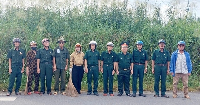 Người cao tuổi và các đoàn thể xã Định Thành ra quân dọn dẹp, vệ sinh môi trường trên các tuyến đường liên ấp, sáng 4/10 Người cao tuổi và các đoàn thể xã Định Thành ra quân dọn dẹp, vệ sinh môi trường trên các tuyến đường liên ấp, sáng 4/10