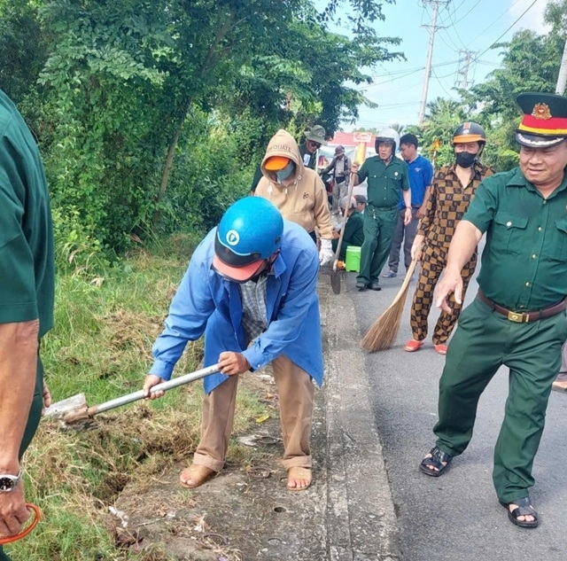 Cán bộ, hội viên người cao tuổi và các đoàn thể tích cực tham gia hoạt động bảo vệ môi trường trên địa bàn xã Định Thành, sáng 4/10 Cán bộ, hội viên người cao tuổi và các đoàn thể tích cực tham gia hoạt động bảo vệ môi trường trên địa bàn xã Định Thành, sáng 4/10