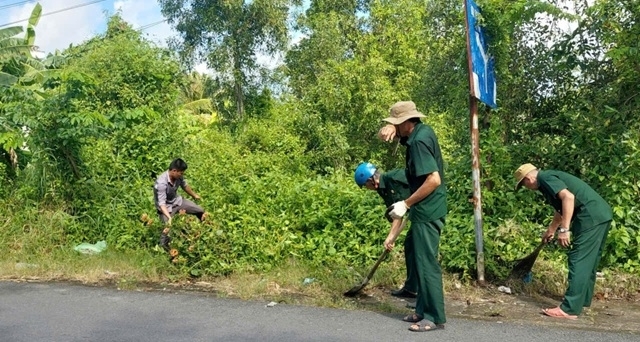 Cán bộ, hội viên người cao tuổi và các đoàn thể tích cực tham gia hoạt động bảo vệ môi trường trên địa bàn xã Định Thành, sáng 4/10 Cán bộ, hội viên người cao tuổi và các đoàn thể tích cực tham gia hoạt động bảo vệ môi trường trên địa bàn xã Định Thành, sáng 4/10