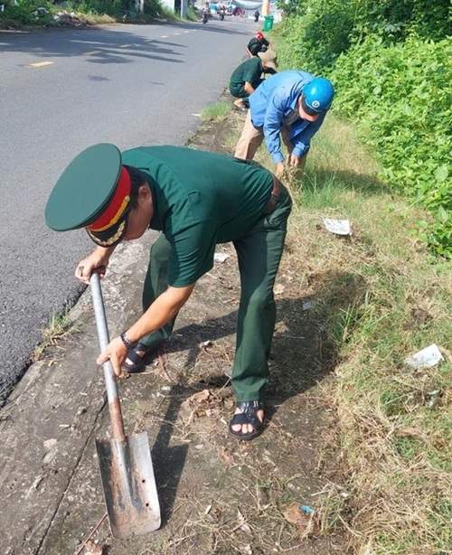 Cán bộ, hội viên người cao tuổi và các đoàn thể tích cực tham gia hoạt động bảo vệ môi trường trên địa bàn xã Định Thành, sáng 4/10 Cán bộ, hội viên người cao tuổi và các đoàn thể tích cực tham gia hoạt động bảo vệ môi trường trên địa bàn xã Định Thành, sáng 4/10