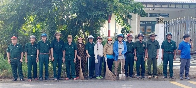 Người cao tuổi và các đoàn thể xã Định Thành ra quân dọn dẹp, vệ sinh môi trường trên các tuyến đường liên ấp, sáng 4/10 Người cao tuổi và các đoàn thể xã Định Thành ra quân dọn dẹp, vệ sinh môi trường trên các tuyến đường liên ấp, sáng 4/10