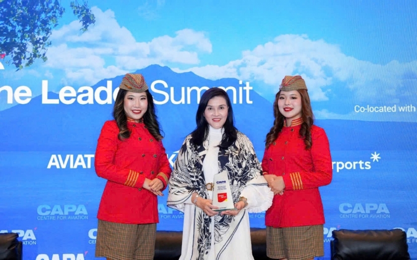 Phó Chủ tịch HĐQT kiêm CFO Tập đoàn Vietjet Hồ Ngọc Yến Phương đại diện hãng nhận giải từ CAPA Phó Chủ tịch HĐQT kiêm CFO Tập đoàn Vietjet Hồ Ngọc Yến Phương đại diện hãng nhận giải từ CAPA
