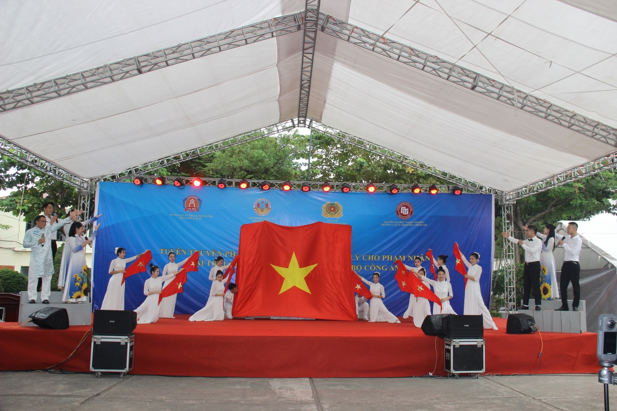 Tư vấn, tuyên truyền pháp luật tại Trại giam Hoàng Tiến: Để pháp luật trở thành hành trang ngày trở về Tư vấn, tuyên truyền pháp luật tại Trại giam Hoàng Tiến: Để pháp luật trở thành hành trang ngày trở về