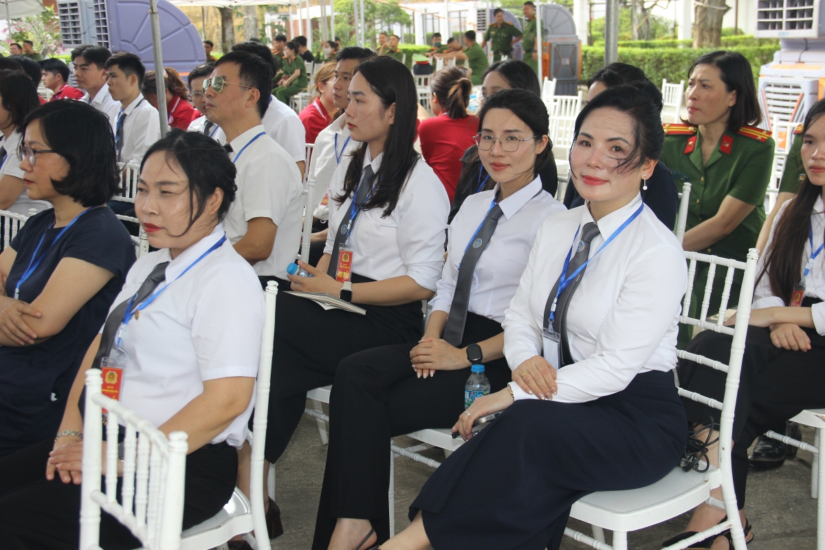 Tư vấn, tuyên truyền pháp luật tại Trại giam Hoàng Tiến: Để pháp luật trở thành hành trang ngày trở về Tư vấn, tuyên truyền pháp luật tại Trại giam Hoàng Tiến: Để pháp luật trở thành hành trang ngày trở về