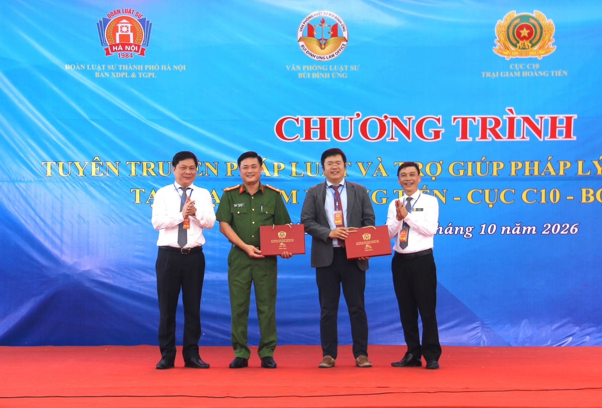 Tư vấn, tuyên truyền pháp luật tại Trại giam Hoàng Tiến: Để pháp luật trở thành hành trang ngày trở về Tư vấn, tuyên truyền pháp luật tại Trại giam Hoàng Tiến: Để pháp luật trở thành hành trang ngày trở về