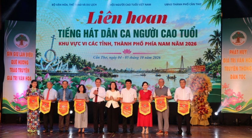 Ông Nguyễn Lam, Phó Chủ tịch Thường trực Trung ương Hội Người cao tuổi Việt Nam và bà Nguyễn Thị Ngọc Điệp, Phó Chủ tịch UBND TP Cần Thơ trao cờ lưu niệm cho 8 đoàn tham dự Liên hoan tiếng hát dân ca Người cao tuổi khu vực VI các tỉnh/thành phía Nam năm 2026 Ông Nguyễn Lam, Phó Chủ tịch Thường trực Trung ương Hội Người cao tuổi Việt Nam và bà Nguyễn Thị Ngọc Điệp, Phó Chủ tịch UBND TP Cần Thơ trao cờ lưu niệm cho 8 đoàn tham dự Liên hoan tiếng hát dân ca Người cao tuổi khu vực VI các tỉnh/thành phía Nam năm 2026