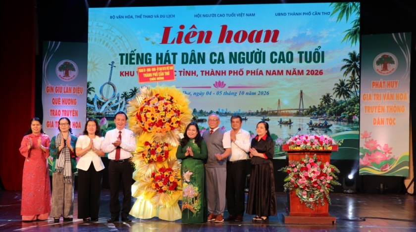 3. Lãnh đạo TP Cần Thơ tặng hoa chúc mừng 3. Lãnh đạo TP Cần Thơ tặng hoa chúc mừng