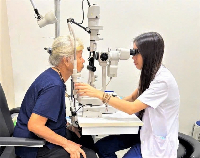 Người cao tuổi được khám mắt và tư vấn các bệnh về mắt miến phí nhờ Chương trình Măt sáng cho Người cao tuổi