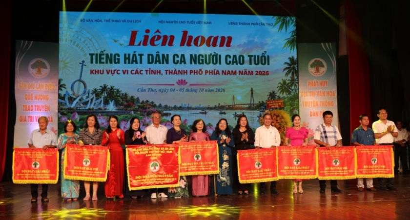 1.	Ban tổ chức tặng cờ, trao thưởng cho các đội