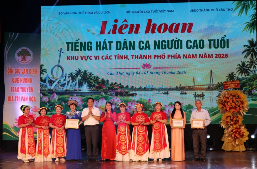 Ban tổ chức trao 2 giải đội có màn giới thiệu xuất sắc nhất và 1 trao giải đội có trang phục đẹp nhất