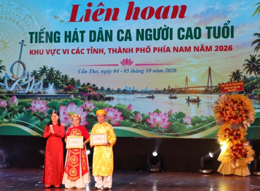 3.	Ban tổ chức trao 2 giải diễn viên cao tuổi nhất