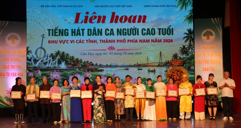 2.	Ban tổ chức trao giải 16 tiết mục xuất sắc cho các đội