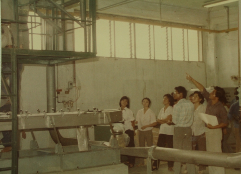 Từ những ngày đầu tại nhà máy, bà Mai Kiều Liên cùng các thế hệ cán bộ, kỹ sư Vinamilk từng bước làm chủ sản xuất trong điều kiện còn nhiều khó khăn. Ảnh: Vi Nam