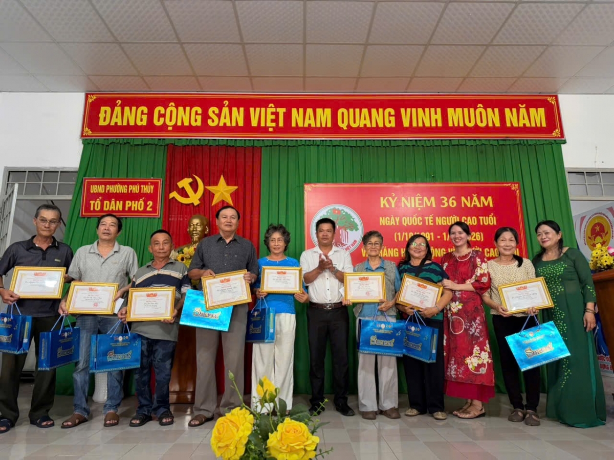 Người cao tuổi ở tổ dân phố 2, Phú Thuỷ được chúc thọ và tặng Người cao tuổi ở tổ dân phố 2, Phú Thuỷ được chúc thọ và tặng