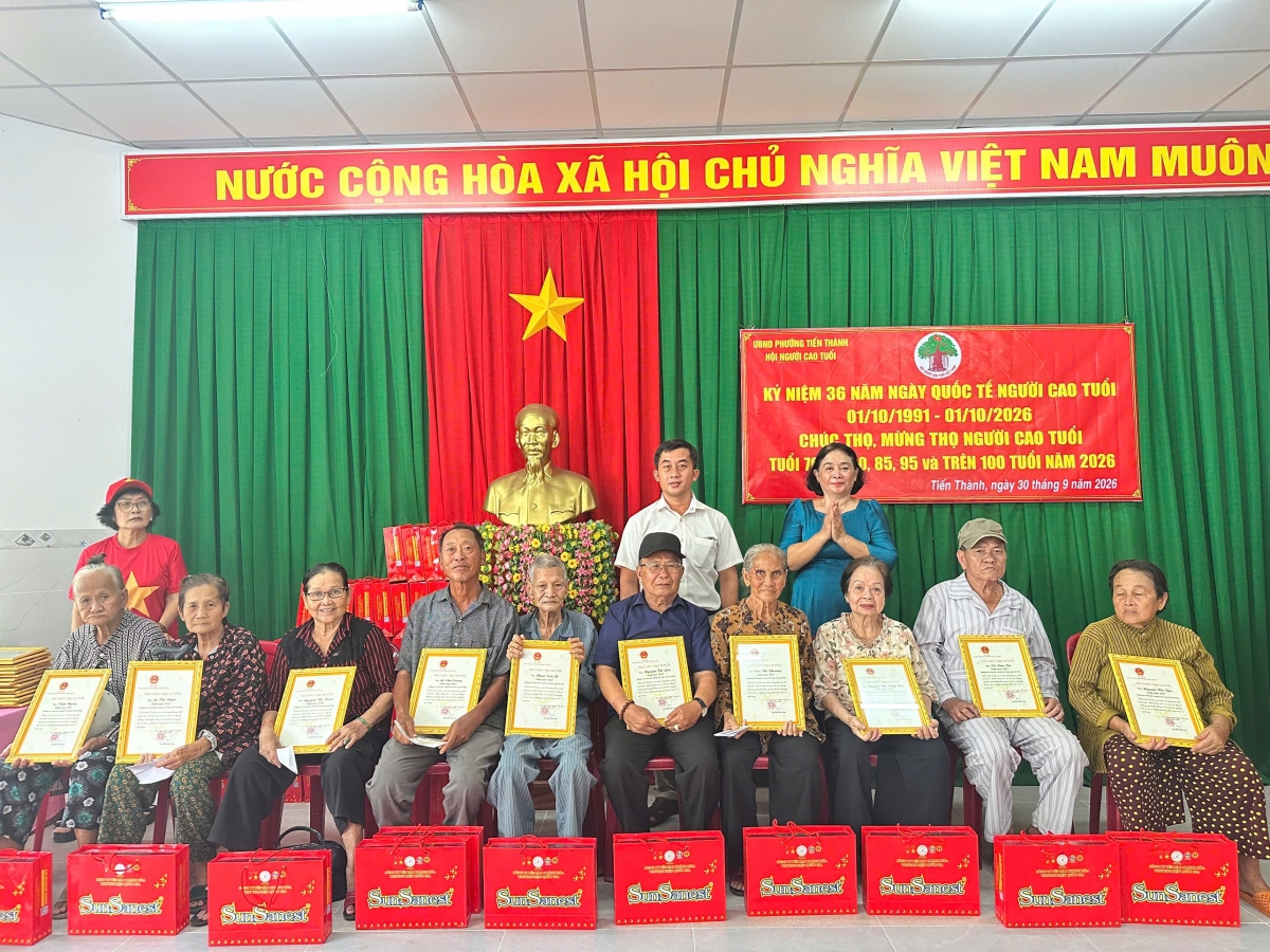 Hội Người cao tuổi phường Tiến Thành trao quà và chúc thọ cho các cụ Hội Người cao tuổi phường Tiến Thành trao quà và chúc thọ cho các cụ