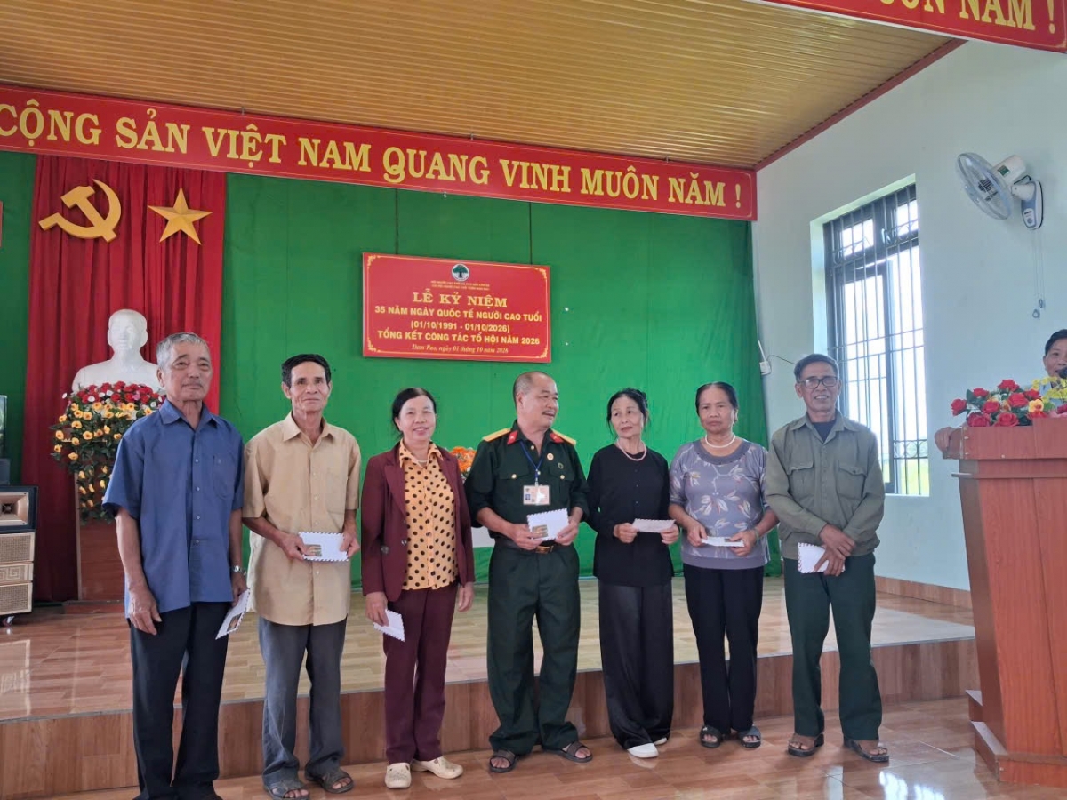 Trao quà cho người cao tuổi khó khăn ở Hội Người cao tuổi xã Trao quà cho người cao tuổi khó khăn ở Hội Người cao tuổi xã