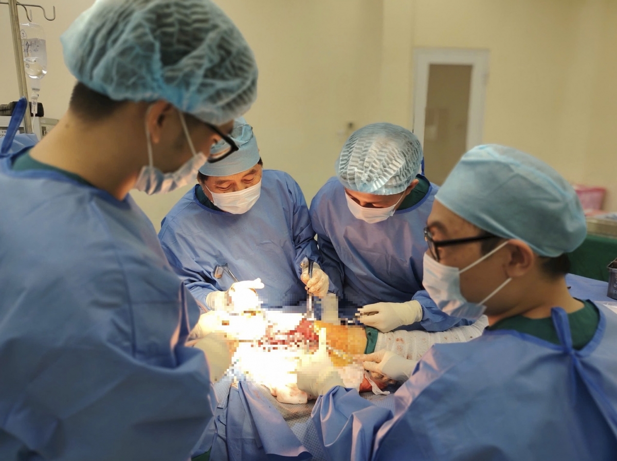 Ekip Bác sĩ Bệnh viện Nguyễn Trãi phẫu thuật cho cụ bà Ekip Bác sĩ Bệnh viện Nguyễn Trãi phẫu thuật cho cụ bà