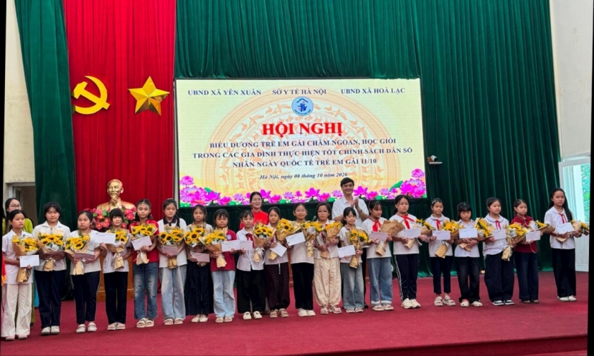 Biểu dương trẻ em gái chăm ngoan, học giỏi. Ảnh: Thu Hà Biểu dương trẻ em gái chăm ngoan, học giỏi. Ảnh: Thu Hà