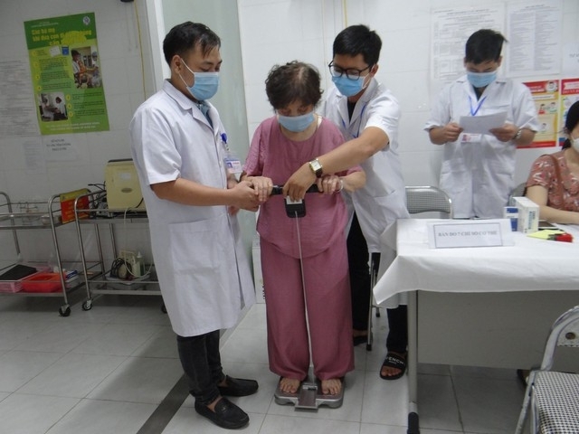 các trạm y tế có điều kiện theo dõi, quản lý và tư vấn sức khỏe thường xuyên cho người dân trên địa bàn, nhất là người cao tuổi mắc bệnh mạn tính.