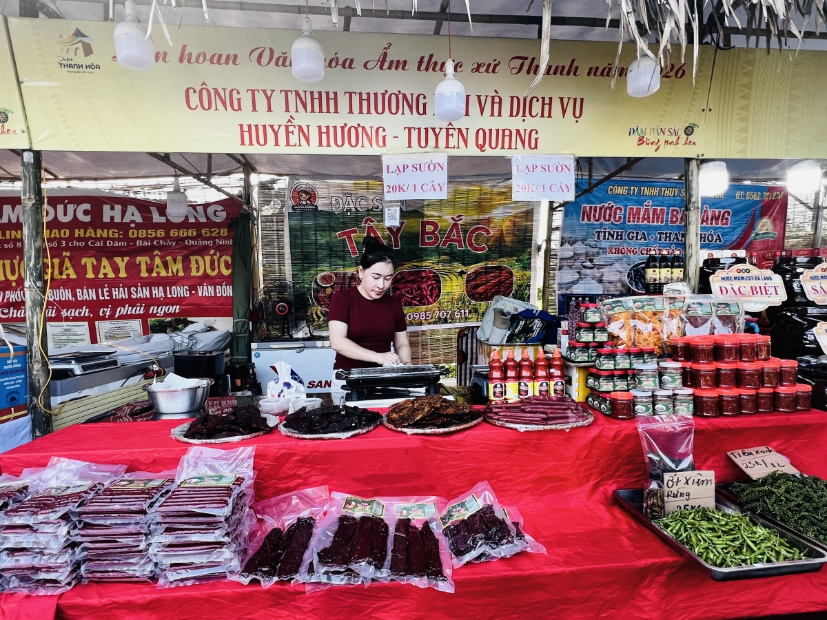 Gian hàng với những món ăn đặc sản mang đậm nét văn hóa ẩm thực Tuyên Quang Gian hàng với những món ăn đặc sản mang đậm nét văn hóa ẩm thực Tuyên Quang