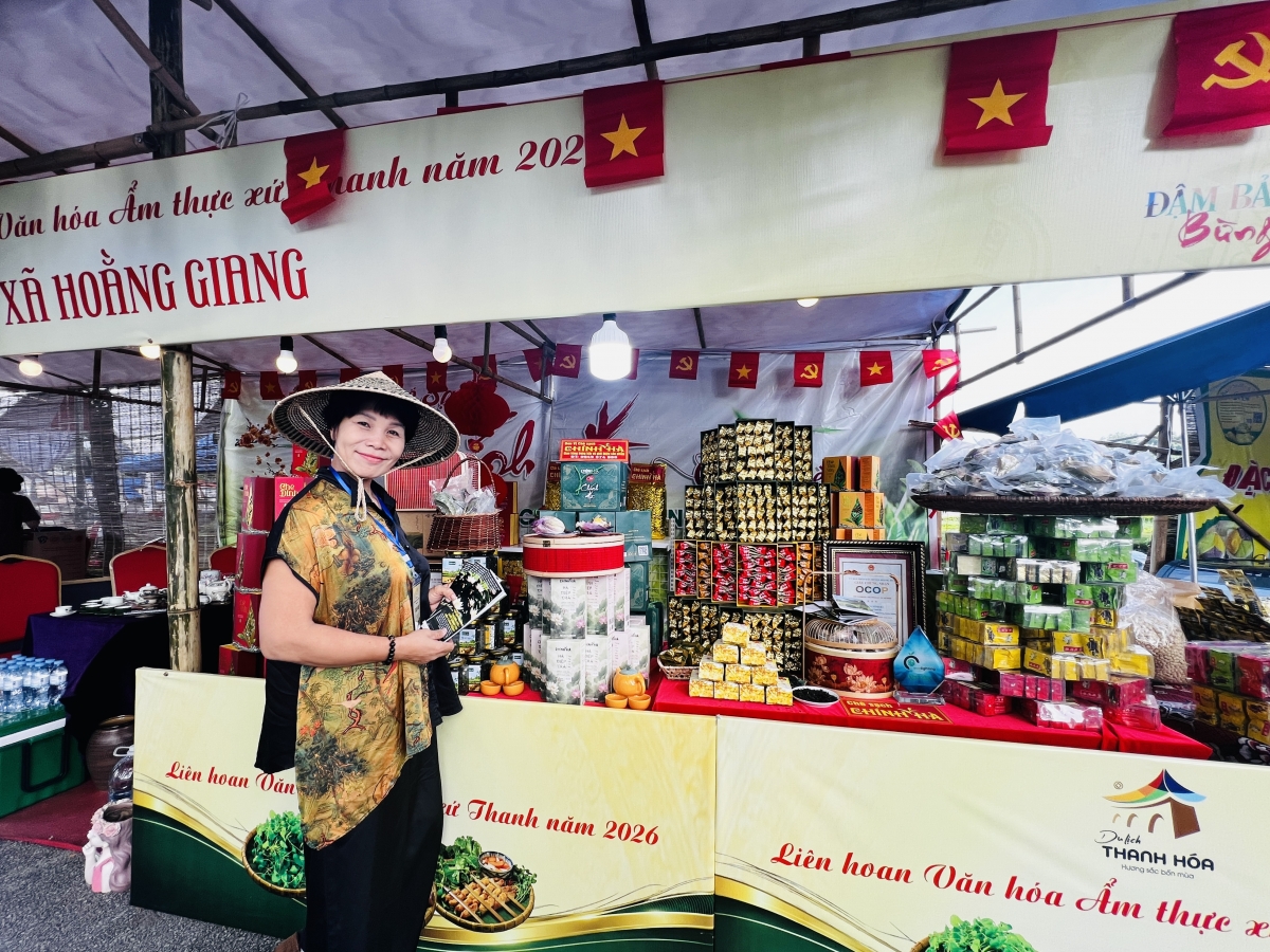 Gian hàng của xã Hoằng Giang (tỉnh Thanh Hóa) tại Liên hoan Văn hóa ẩm thực xứ Thanh năm 2026 với sản phẩm Chè sạch Chính Hà Gian hàng của xã Hoằng Giang (tỉnh Thanh Hóa) tại Liên hoan Văn hóa ẩm thực xứ Thanh năm 2026 với sản phẩm Chè sạch Chính Hà