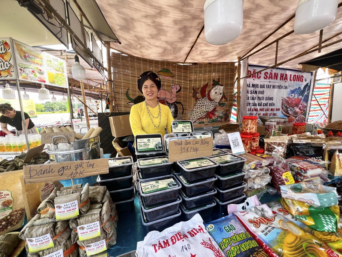 Chị Trương Thị Phú đến từ Lào Cai với gian hàng mang đậm nét Văn hóa ẩm thực Lào Cai Chị Trương Thị Phú đến từ Lào Cai với gian hàng mang đậm nét Văn hóa ẩm thực Lào Cai