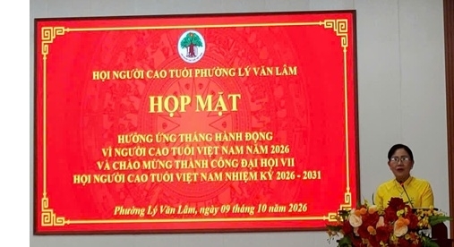 Bà Lê Hồng Thu, Phó Chủ tịch Thường trực Hội NCT tỉnh Cà Mau, phát biểu tại buổi họp mặt