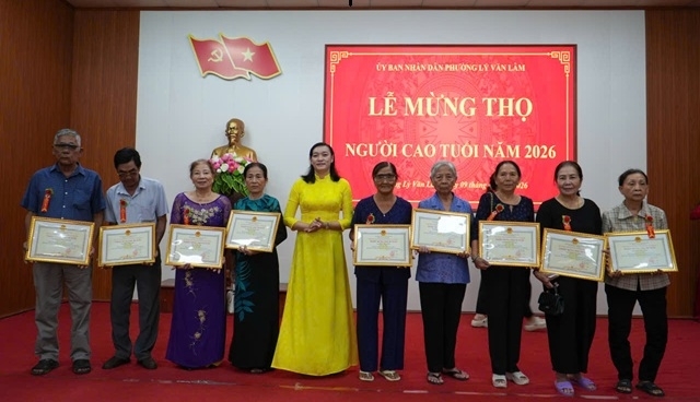 Bà Võ Bích Thủy, Chủ tịch Ủy ban MTTQ Việt Nam phường Lý Văn Lâm, trao thiếp mừng thọ và quà tặng các cụ cao tuổi