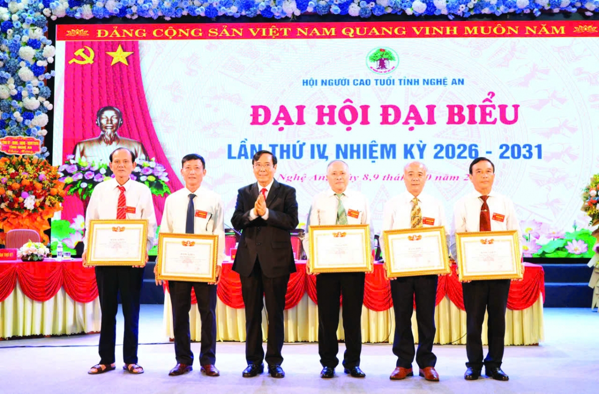 Chủ tịch hội người cao tuổi Việt Nam, ông Nguyễn Thanh Bình trao bằng khen cho các cá nhân, tập thể.