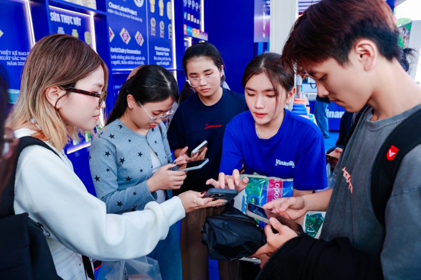 Nhiều thế hệ người tiêu dùng tham gia các hoạt động trải nghiệm tại không gian của Vinamilk (Ảnh: Minh Anh).