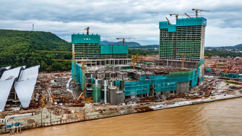Cụm khách sạn do JW Marriott Marquis và W Hotels vận hành nằm ngay cạnh Trung tâm Hội nghị và Triển lãm APEC Cụm khách sạn do JW Marriott Marquis và W Hotels vận hành nằm ngay cạnh Trung tâm Hội nghị và Triển lãm APEC