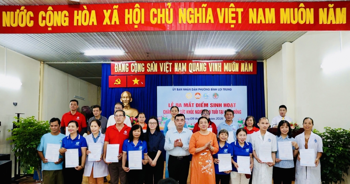 Ban Tổ chức trao giấy chứng nhận cho 20 cộng tác viên chăm sóc sức khỏe cộng đồng đã tham gia tập huấn kiến thức và kỹ năng chăm sóc người cao tuổi