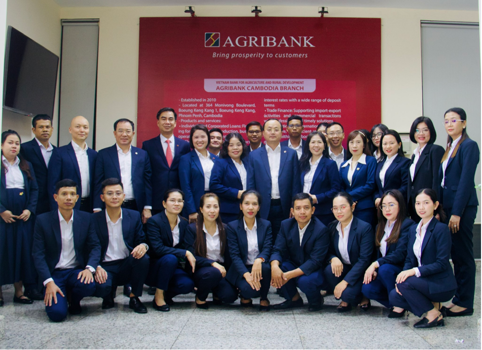 Đoàn công tác chụp ảnh lưu niệm với tập thể cán bộ Agribank Chi nhánh Campuchia. Đoàn công tác chụp ảnh lưu niệm với tập thể cán bộ Agribank Chi nhánh Campuchia.