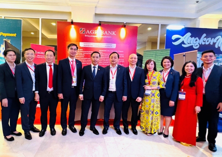 Thống đốc Ngân hàng Nhà nước Việt Nam Phạm Đức Ấn chụp ảnh lưu niệm tại gian hàng của Agribank Chi nhánh Campuchia trong khuôn khổ Diễn đàn Doanh nghiệp Việt Nam – Campuchia 2026. Thống đốc Ngân hàng Nhà nước Việt Nam Phạm Đức Ấn chụp ảnh lưu niệm tại gian hàng của Agribank Chi nhánh Campuchia trong khuôn khổ Diễn đàn Doanh nghiệp Việt Nam – Campuchia 2026.