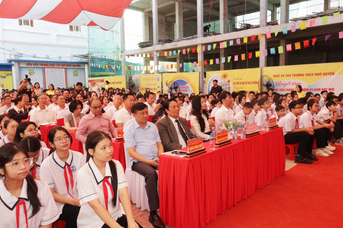 Các đại biểu tham dự chương trình.