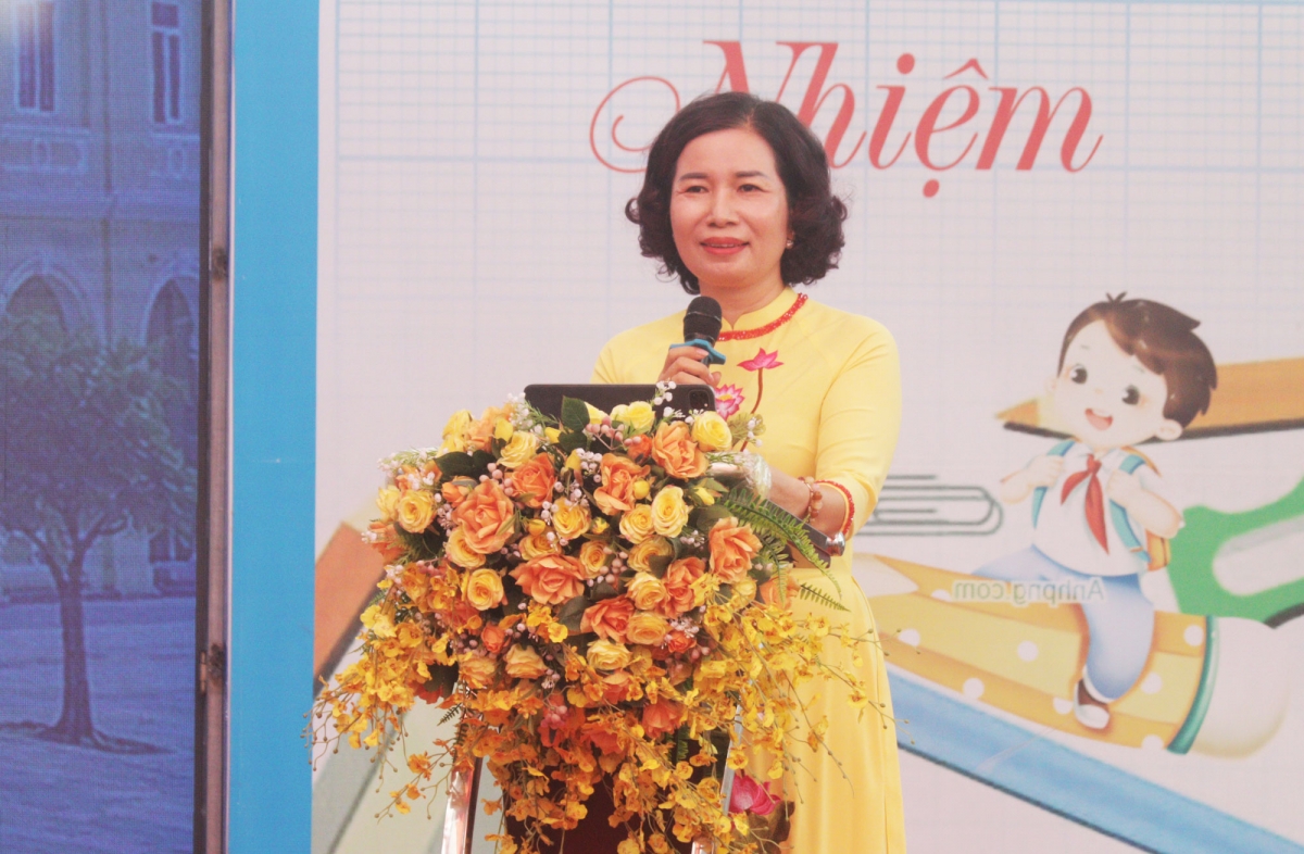 Nhà giáo Trần Thị Kim Xuyến, Hiệu trưởng Trường THCS Ngô Quyền phát biểu tại chương trình.
