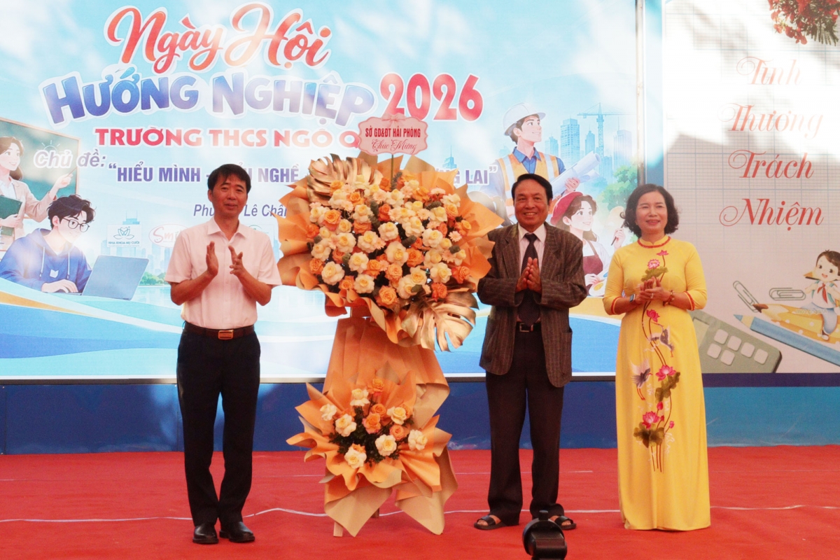 Đồng chí Đỗ Duy Hưng, Phó Giám đốc Sở Giáo dục và Đào tạo tặng hoa chúc mừng Ngày hội.