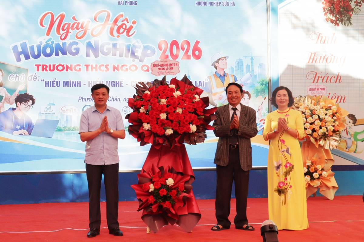 Đồng chí Đặng Đông Anh, Bí thư Đảng ủy, Chủ tịch HĐND Phường Lê Chân tặng hoa chúc mừng Ngày hội.