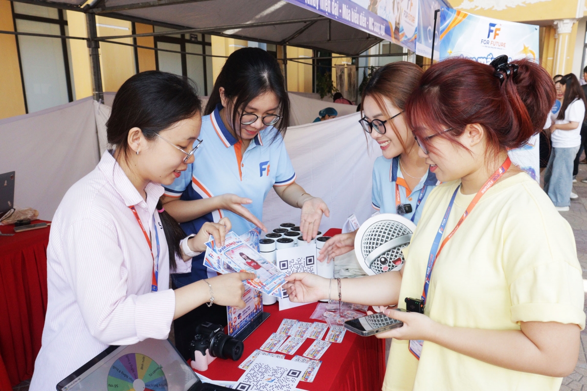 Các em học sinh tham quan các gian hàng việc làm tại Ngày hội.