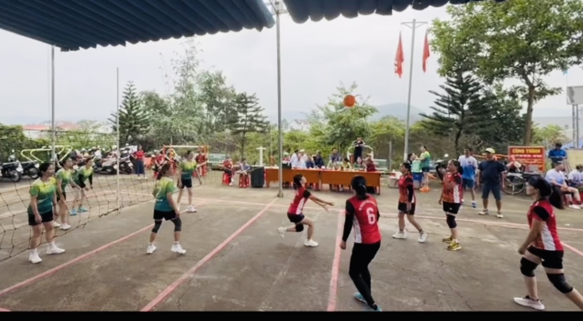 Các vận động viên đang thi đấu giải Bóng chuyền hơi Liên thế hệ do Hội Người cao tuổi tổ chức