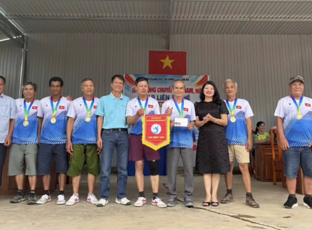 Hội Người cao tuổi xã Đinh Văn Lâm Hà  Tổ chức giải bóng chuyền hơi Liên thế hệ lần II