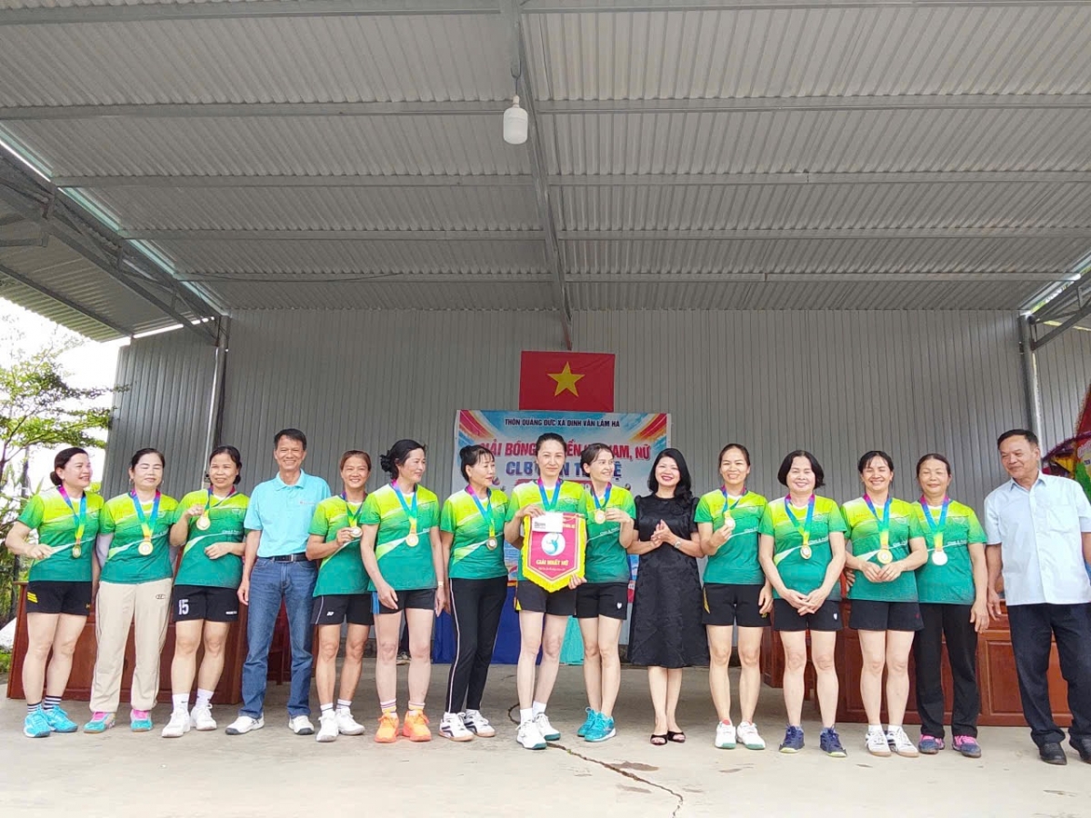 Trao giải nhất cho Đội bóng chuyền hơi 