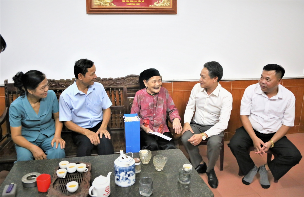 Hà Nội: Trao yêu thương, sẻ chia với NCT hoàn cảnh khó khăn xã Phú Cát