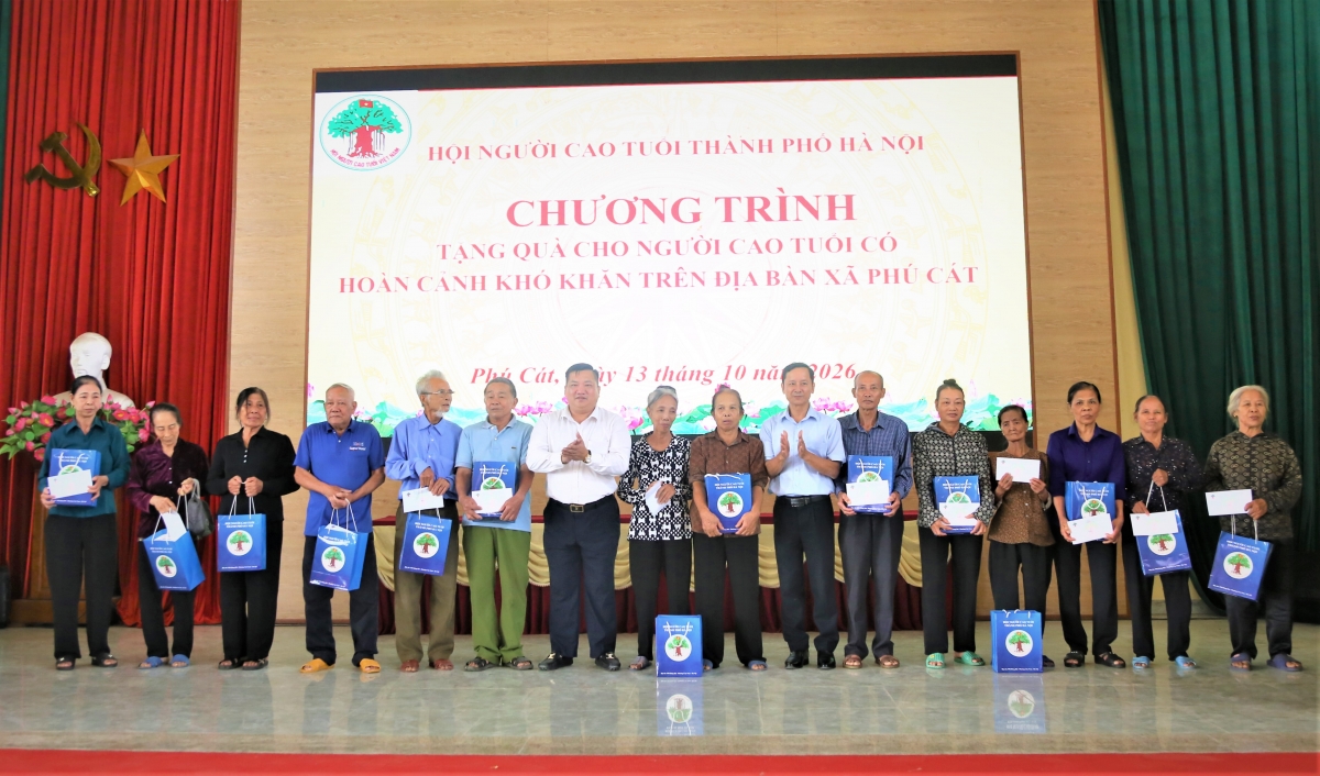 Lãnh đạo Hội NCT TP Hà Nội và lãnh đạo xã Phú Cát tặng quà NCT hoàn cảnh khó khăn