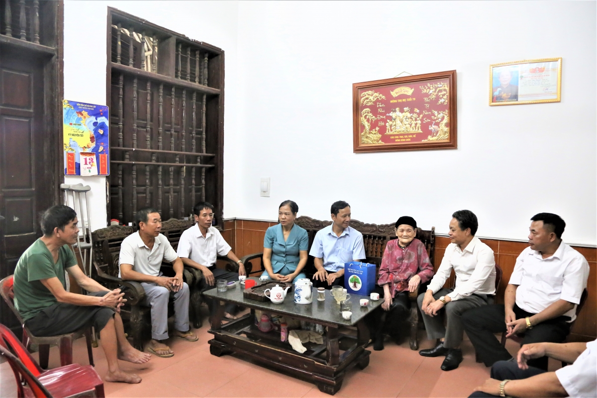 Hà Nội: Trao yêu thương, sẻ chia với NCT hoàn cảnh khó khăn xã Phú Cát